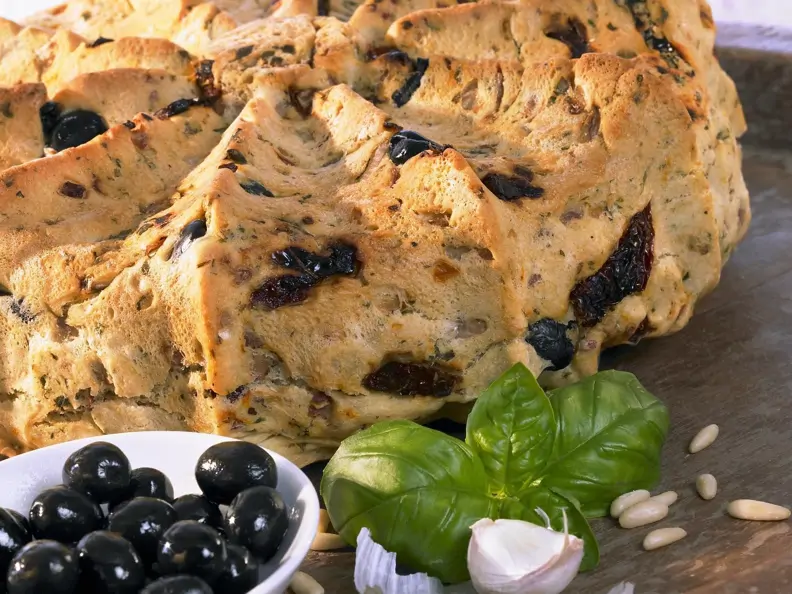 Mediterranes Brot mit Oliven und getrockneten Tomaten