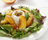 Grüner Salat mit Pfirsich, Ziegenkäse und Walnussvinaigrette