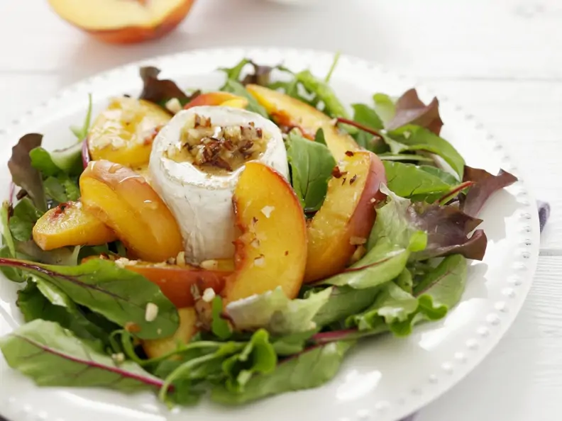Grüner Salat mit Pfirsich, Ziegenkäse und Walnussvinaigrette