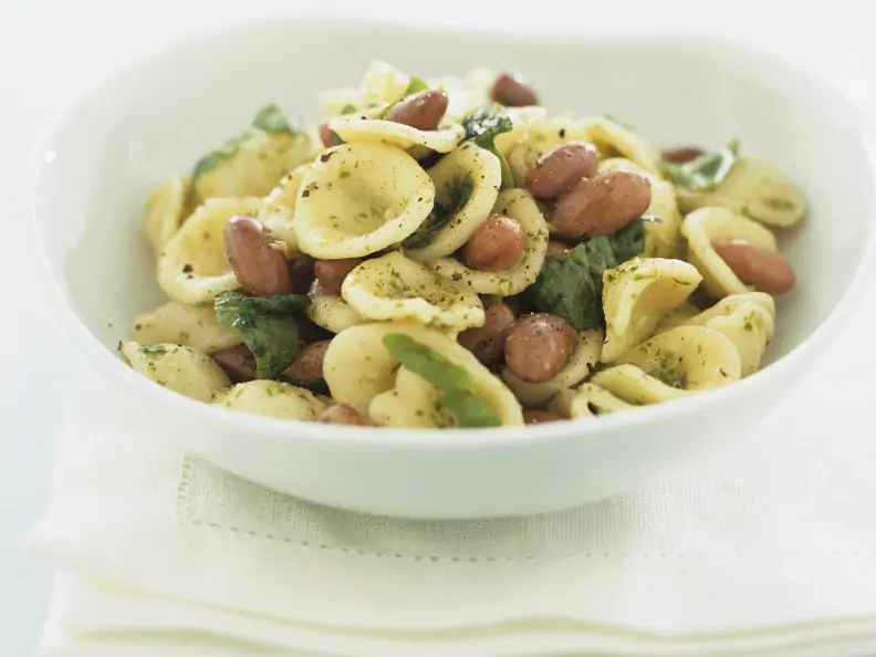 Pastasalat mit Bohnen und Rucolapesto