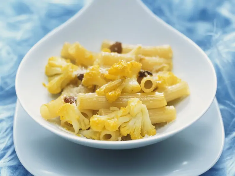 Pasta mit Blumenkohl, Rosinen und Parmesan