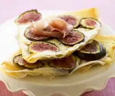 Pfannkuchen mit Feigen, Mozzarella und Rohschinken