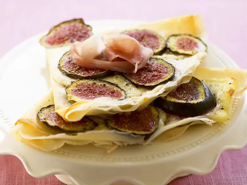 Pfannkuchen mit Feigen, Mozzarella und Rohschinken