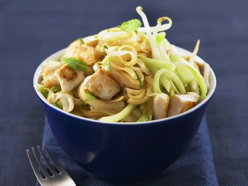 Nudelsalat mit Hähnchen und Minze