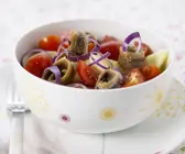 Kartoffelsalat mit Sardellen, Tomaten und Zwiebeln