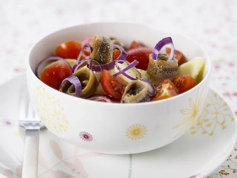 Kartoffelsalat mit Sardellen, Tomaten und Zwiebeln
