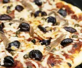 Pizza Napoli (Anchovis, Oliven, Kapern)