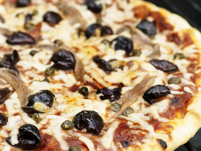 Pizza Napoli (Anchovis, Oliven, Kapern)
