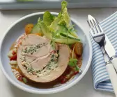 Putenrollbraten mit Kräutern gefüllt dazu Gemüsesoße