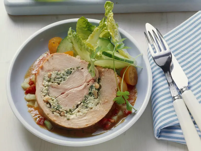 Putenrollbraten mit Kräutern gefüllt dazu Gemüsesoße