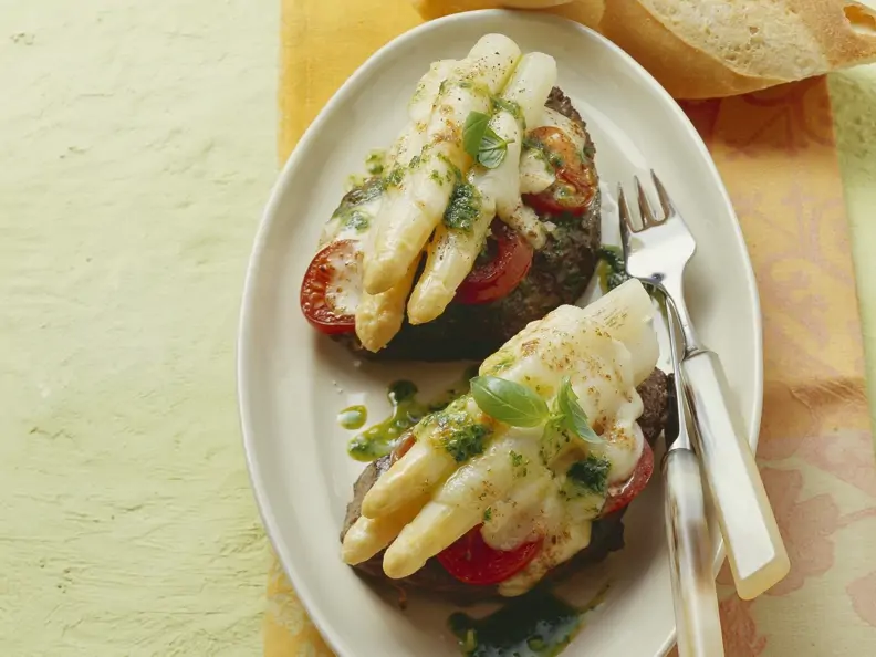 Steaks mit Spargel-Pesto-Topping