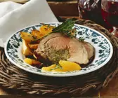 Kräuterlammbraten mit Orangen mit Rosmarinkartoffeln