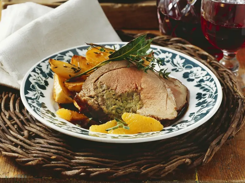 Kräuterlammbraten mit Orangen mit Rosmarinkartoffeln