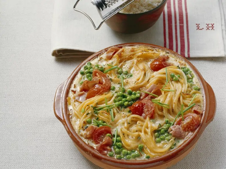 Gratin mit Speck, Sahne, Eiern und Erbsen (Carbonara)