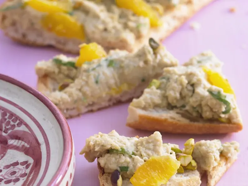 Weißbrot mit Kichererbsenaufstrich