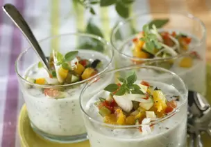 Kräutersuppe mit Gemüse und Fisch