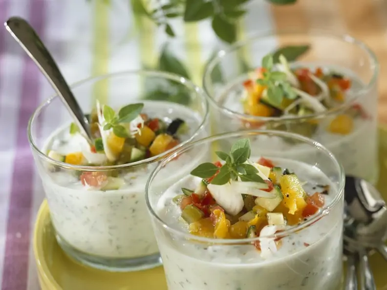 Kräutersuppe mit Gemüse und Fisch