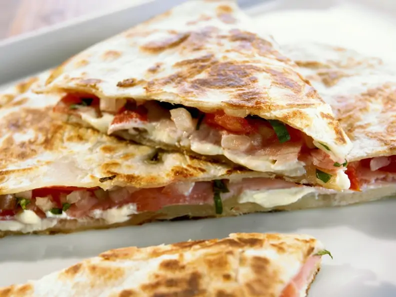 Tortilla mit Schinken und Käse