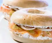 Bagel mit Frischkäse und geräuchertem Lachs