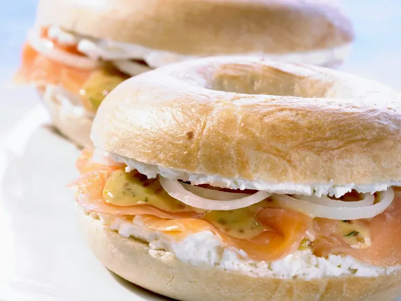 Bagel mit Frischkäse und geräuchertem Lachs