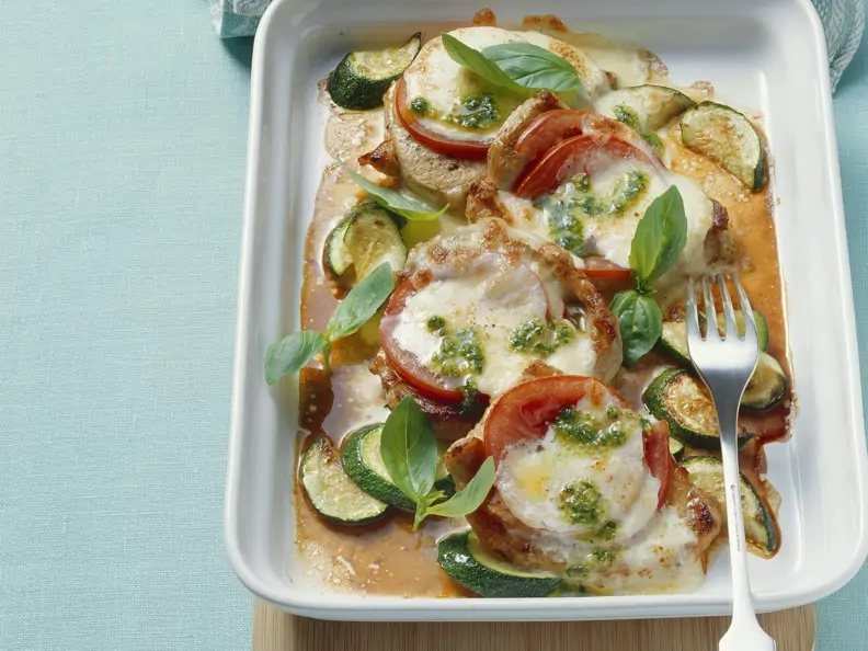 Gratiniertes Kalbsfleisch mit Zucchini, Tomaten und Käse