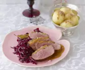 Gänsebrust mit Orangenrotkraut und Kartoffelklößen