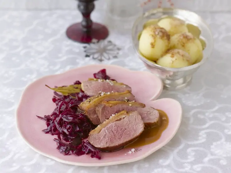 Gänsebrust mit Orangenrotkraut und Kartoffelklößen
