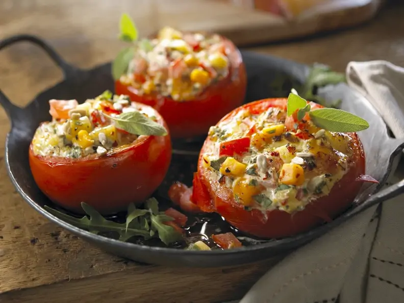 Gefüllte Tomaten mit Sonnenblumenkernen
