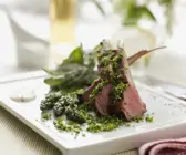Lammkarree mit gemischten Kräutern (Gremolata) grünem Spargel