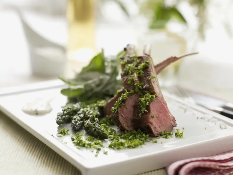 Lammkarree mit gemischten Kräutern (Gremolata) grünem Spargel