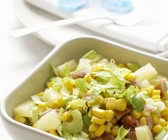 Bunter Hähnchensalat mit Mais, Ananas und Sellerie