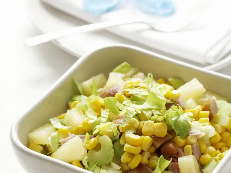 Bunter Hähnchensalat mit Mais, Ananas und Sellerie