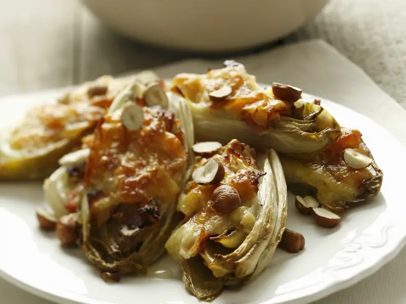Gratinierter Chicorée mit Pancetta und Nüssen