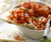 Tortilla mit Avocado und Tomatensalsa