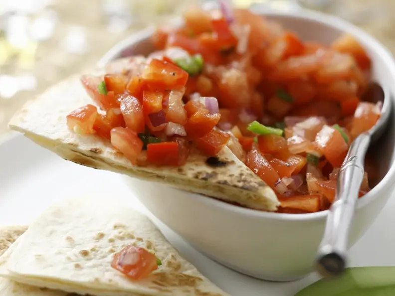 Tortilla mit Avocado und Tomatensalsa