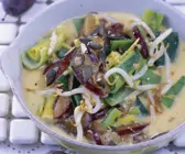 Kokos-Curry mit Sprossen, Zwetschgen und Porree