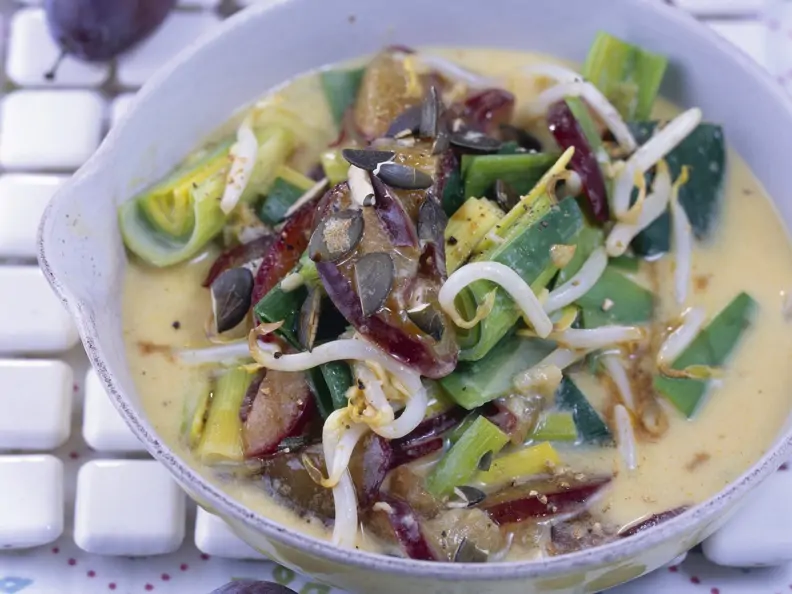 Kokos-Curry mit Sprossen, Zwetschgen und Porree