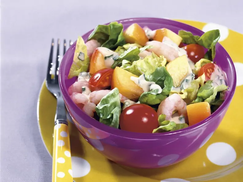 Bunter Salat mit Shrimps und Joghurt-Vinaigrette