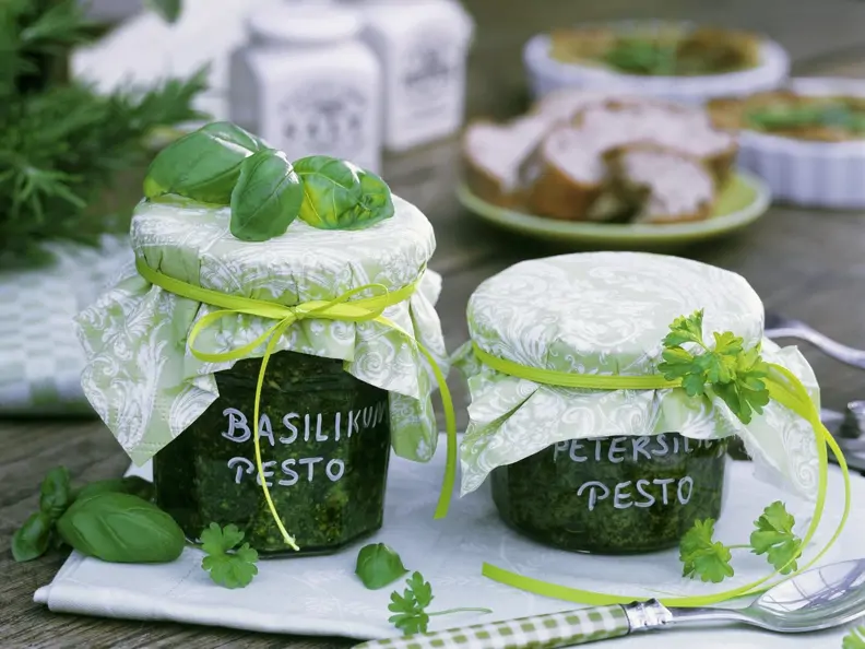 Pesto aus Basilikum und Petersilie