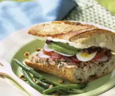 Baguette mit Nizza-Salat
