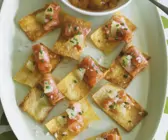 Lachs mit Kartoffelchips dazu Zitronendip