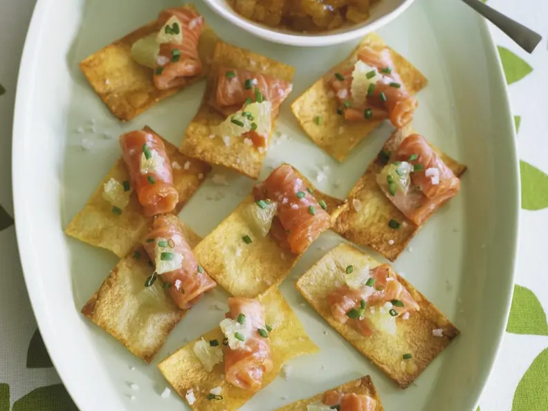 Lachs mit Kartoffelchips dazu Zitronendip