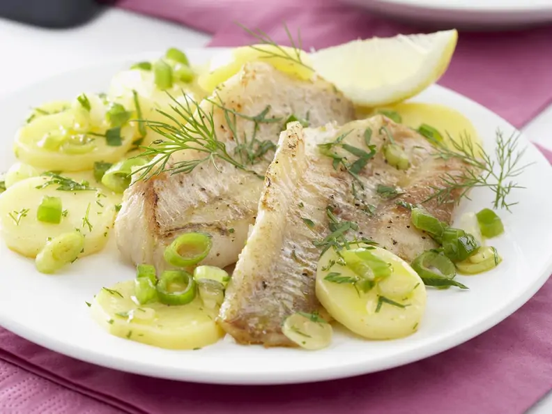 Fischfilet auf zitronigem Kartoffelsalat