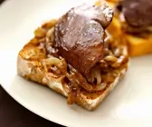 Putenleber mit Zwiebeln und Röstbrot