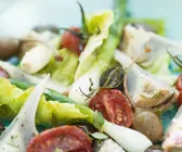Salat mit Tomaten, Lauchzwiebel und Artischocken