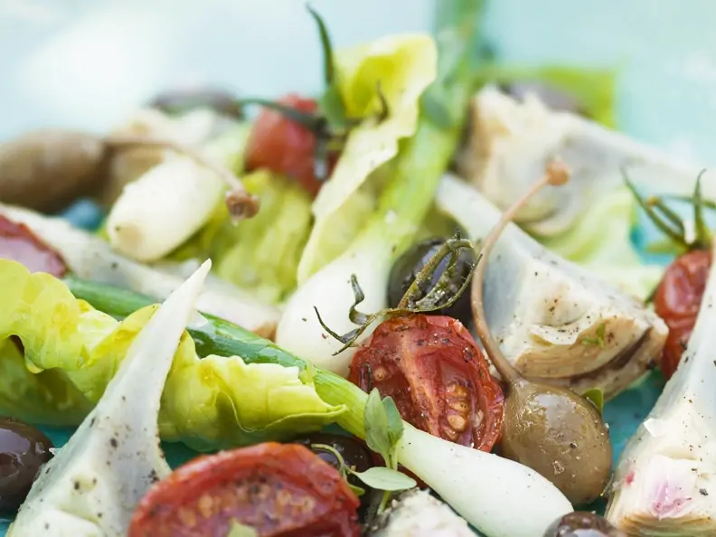 Salat mit Tomaten, Lauchzwiebel und Artischocken