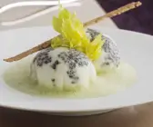 Schneenocken mit Trüffel und schaumiger Selleriesuppe