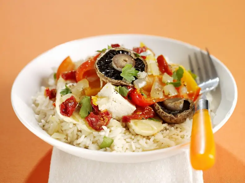 Gebratenes Gemüse mit Tofu und Reis