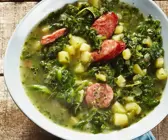 Eintopf mit Grünkohl, Kartoffeln und Würsten