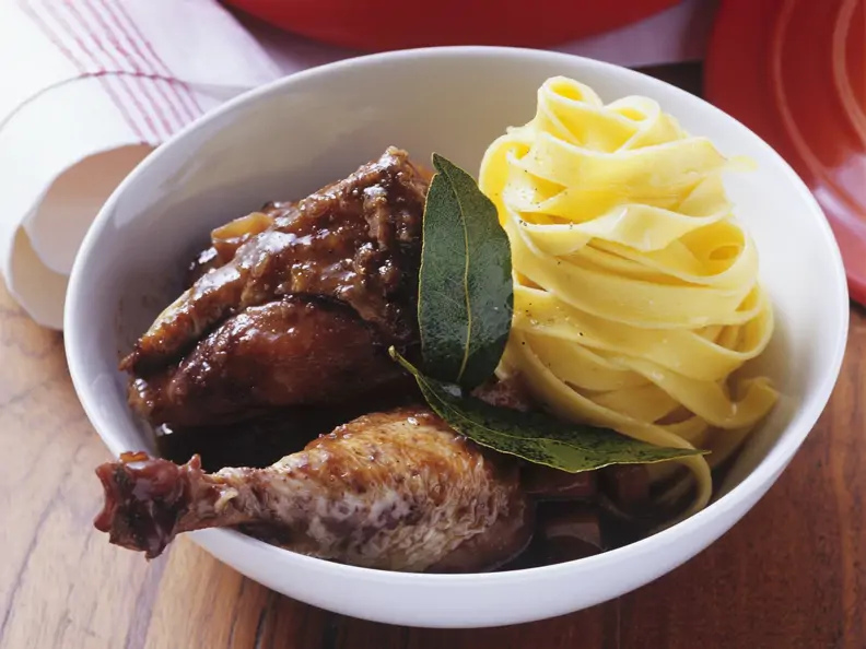 Geschmortes Huhn in Rotwein